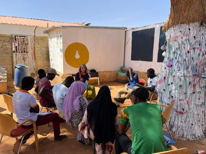 Karl Humbug, technischer Direktor von Fundamental, bei der Ausbildung mit dem technischen Team von La Forge und jungen Auszubildenden, darunter zwei Frauen - ein Novum im Niger: Frauen in sogenannten Männerberufen! ©Forge Arts